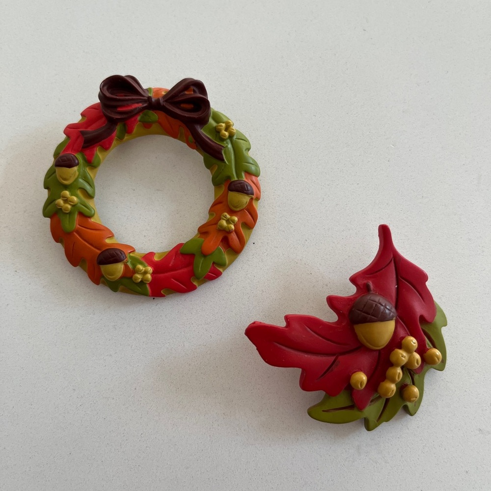 VINTAGE Hallmark Thanksgiving Brooch Pins Lot of 2 Wreath Oak Leaves Fall Autumn